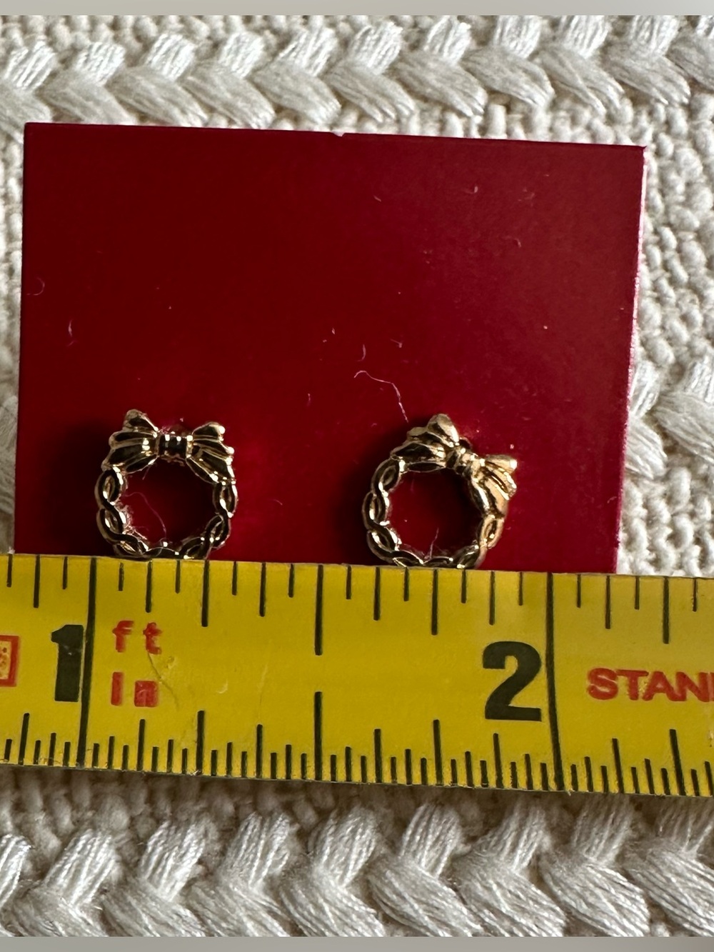 Avon vintage 1982 wreath earrings featuring a twisted rope design and a bow NIB! - Picture 7 of 7